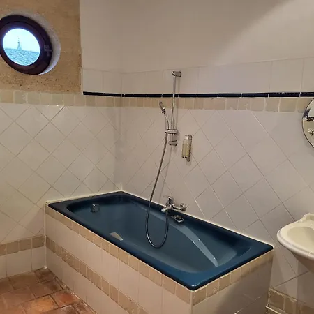 Dans Maison Du Xvii Eme Piscine Billard Cheminee *