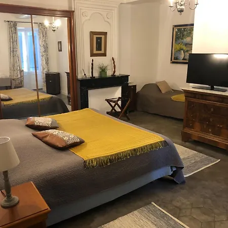 Dans Maison Du Xvii Eme Piscine Billard Cheminee Collias